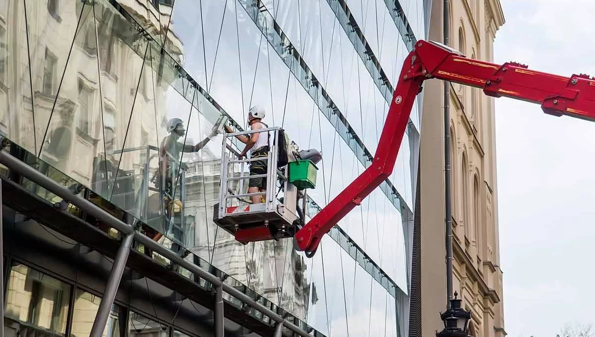 Plataformas elevadoras para trabajar sobre fachadas