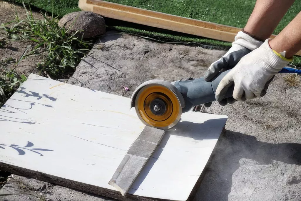 Herramientas de corte de madera y amoladora de madera sobre una mesa de  madera.