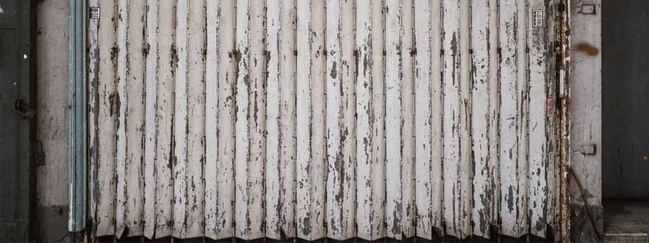 Cómo quitar la pintura de puertas metálicas de forma eficaz