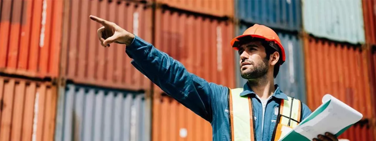 ¿Cuál es la capacidad de un contenedor de obra y sus dimensiones?