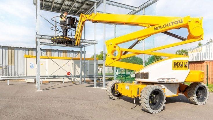 Welche Schulungen gibt es für die sichere Bedienung von Arbeitsbühnen?