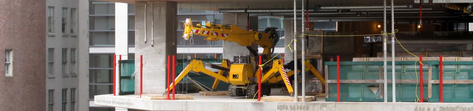 Grù Kiloutou per il noleggio, ideale per sollevamento e movimentazione carichi pesanti in cantieri e lavori industriali