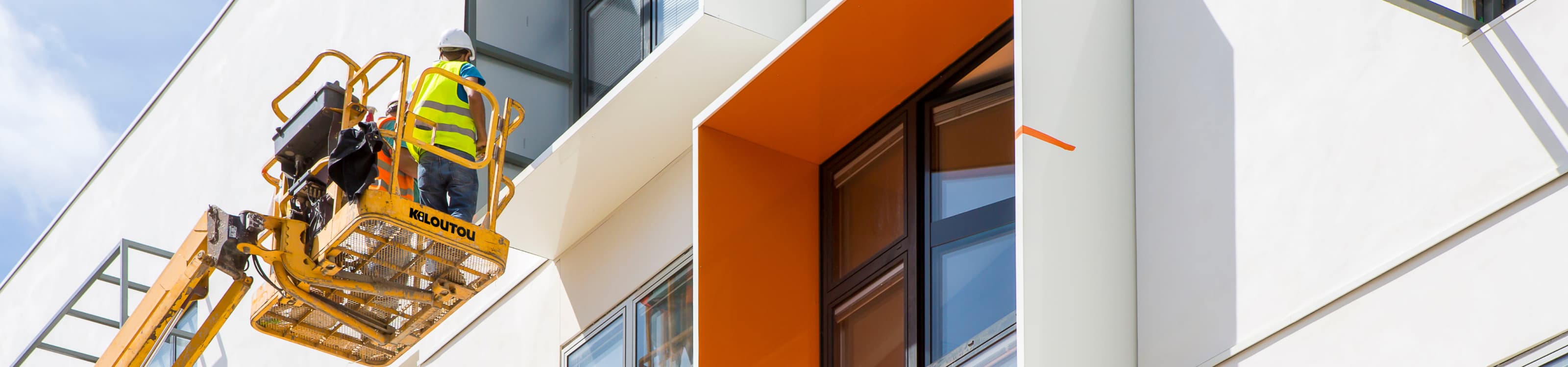 Piattaforma aerea Kiloutou per il noleggio, ideale per lavori in altezza e accesso sicuro in cantiere