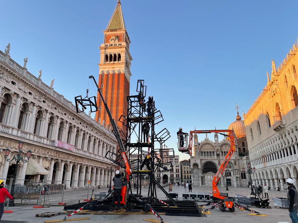 montaggio albero di Natale Piazza San Marco (VE) - Kiloutou Italia
