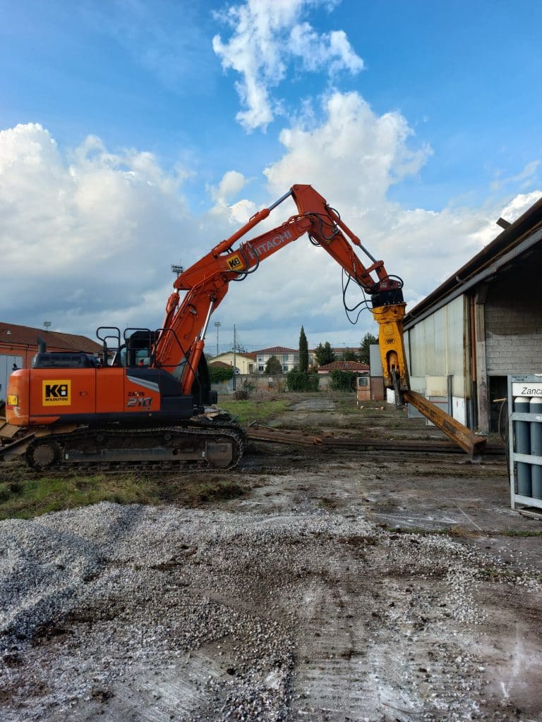 Escavatore Hitachi ZX210LCN-7 al lavoro a Castelfranco Veneto