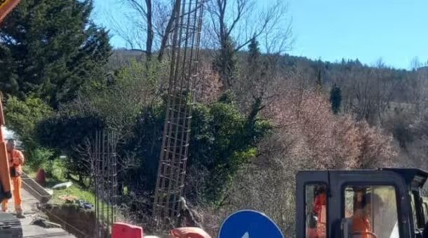 L’escavatore Yanmar ViO80 di Kiloutou ripristina una strada sulle colline bolognesi