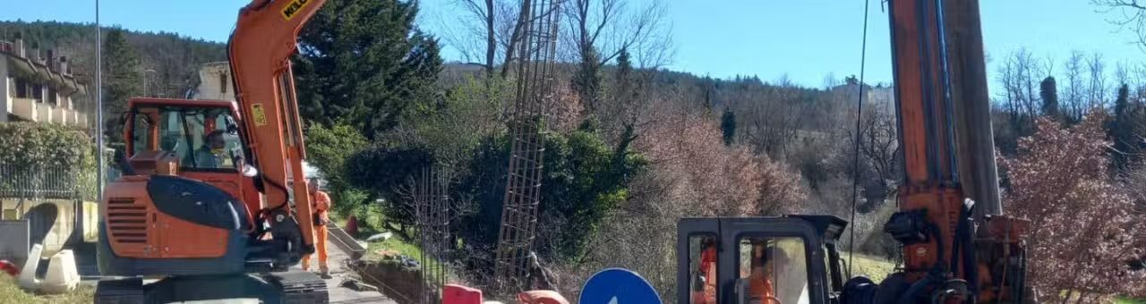 L’escavatore Yanmar ViO80 di Kiloutou ripristina una strada sulle colline bolognesi