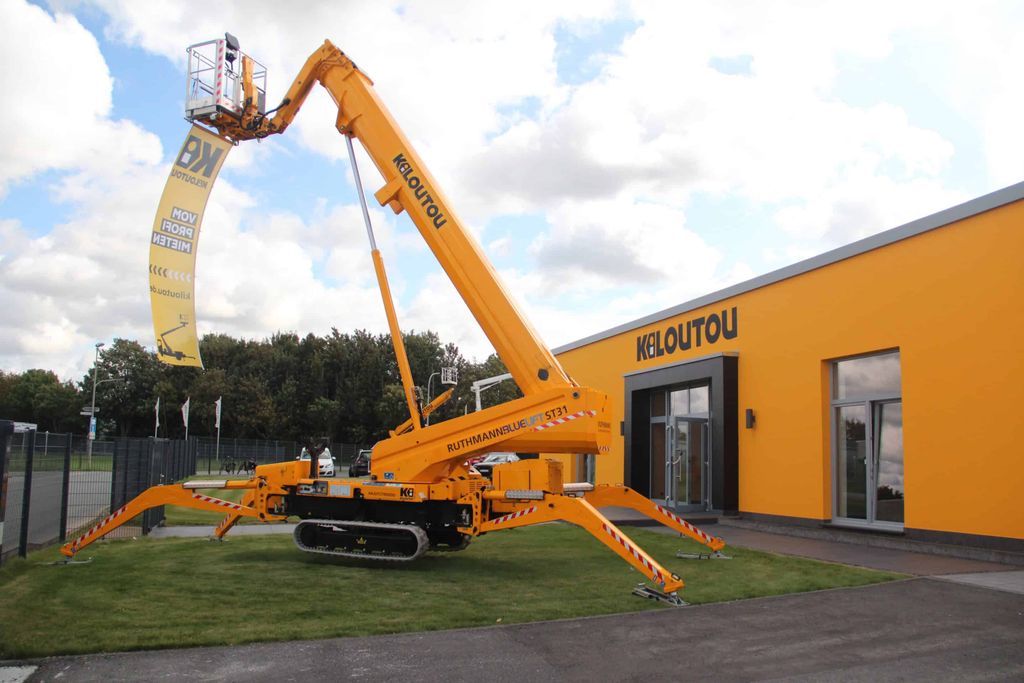 Eine vor einer Kiloutou-Station voll ausgefahrene Ruthmann Bluelift Raupenarbeitsbühne; ein Beispiel für die Stabilität und außergewöhnliche Reichweite der Hebelösungen der Gruppe.