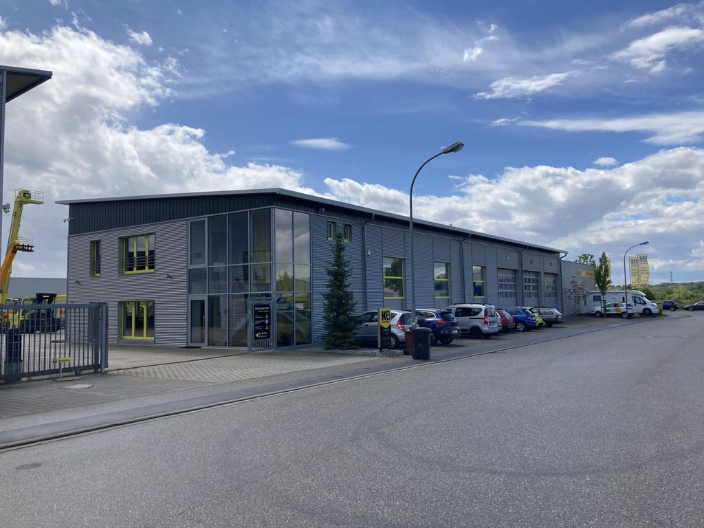 Fassade einer Kiloutou-Mietstation mit dem Rekrutierungsbanner „Wir Suchen Dich“, das die Karrieremöglichkeiten innerhalb der Gruppe hervorhebt.