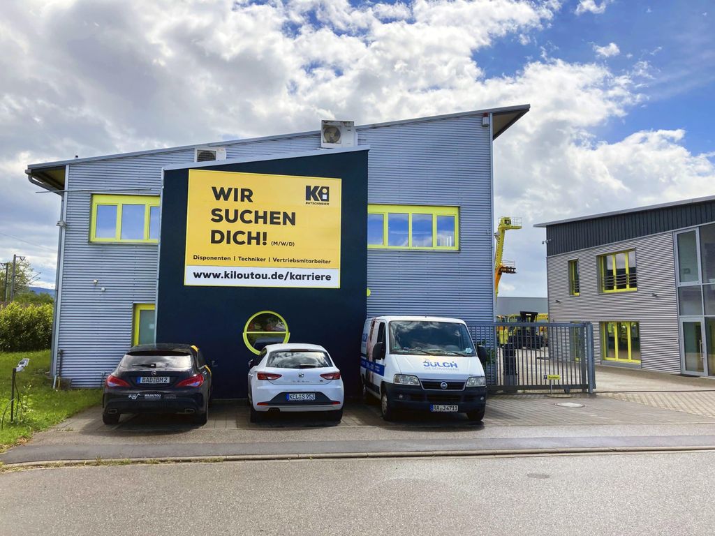 Fassaden der Mietstationen, Netzwerkkarte und Rekrutierungskampagne „Wir Suchen Dich“, die das Filialnetz und die Dynamik der Kiloutou-Gruppe verdeutlichen.