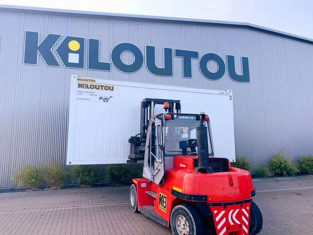 Ein Kiloutou Schwerlaststapler beim Bewegen eines Lagercontainers vor einer Mietstation; ein Beispiel für die Leistungsstärke der angebotenen