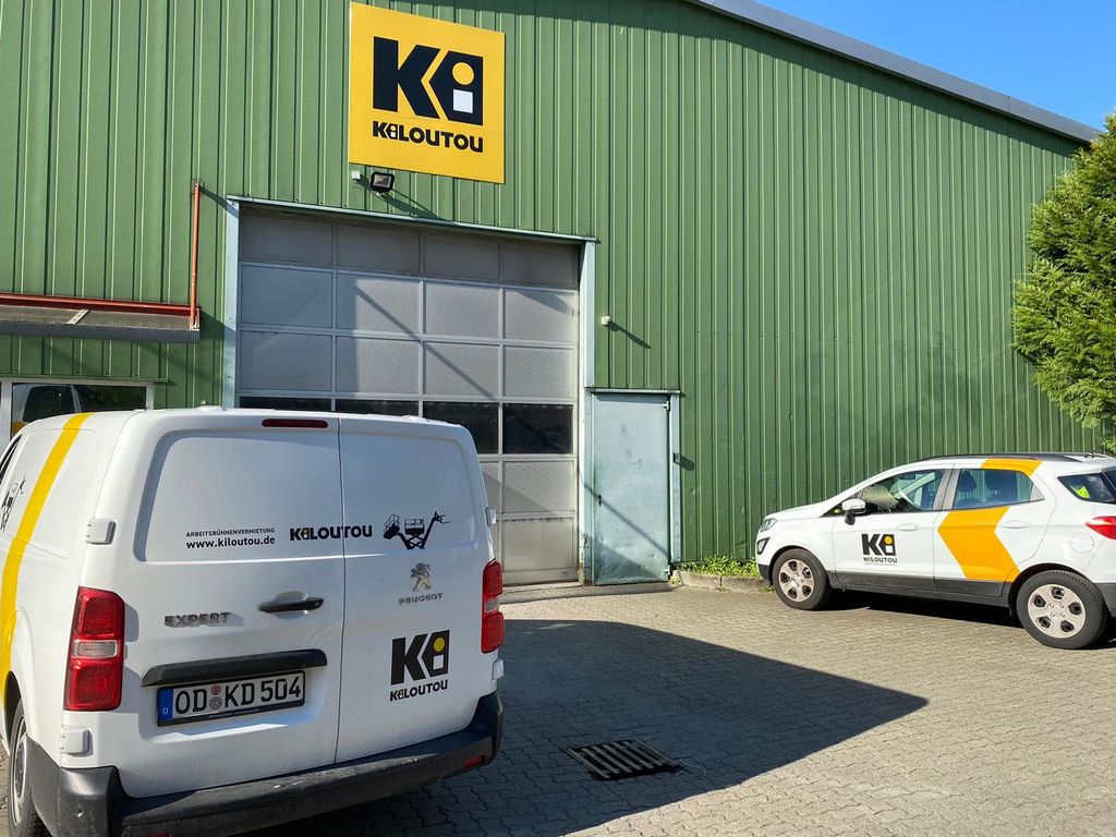 Einsatz einer Ruthmann Bluelift Raupenarbeitsbühne von Kiloutou für Fassadenarbeiten, was die Präzision der Hebetechnik verdeutlicht.