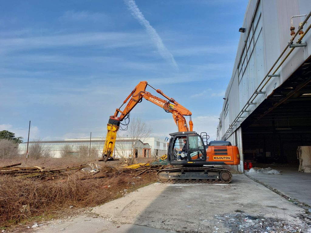 Escavatore Hitachi ZX210LCN-7 al lavoro a Castelfranco Veneto