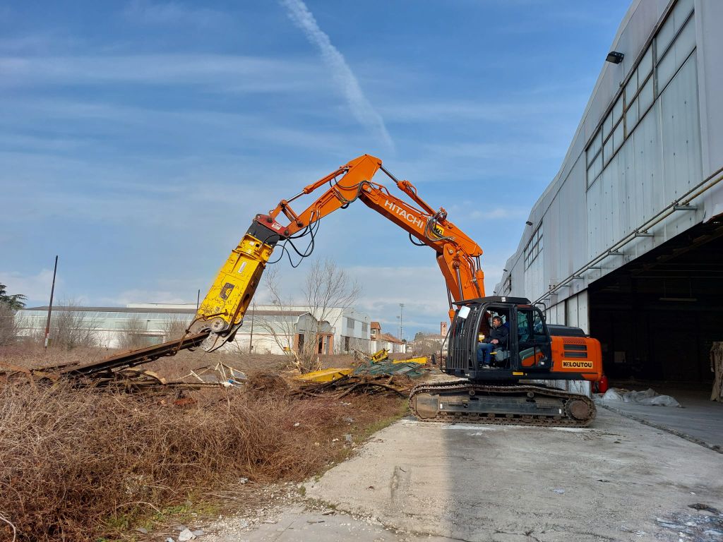 Escavatore Hitachi ZX210LCN-7 al lavoro a Castelfranco Veneto