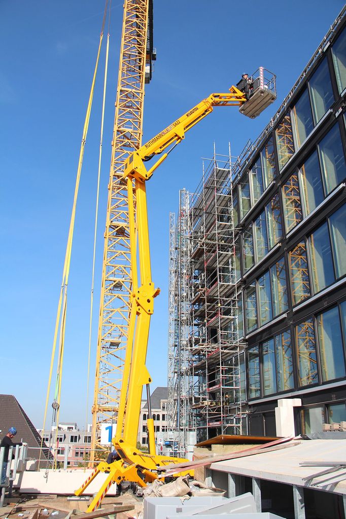Eine auf einer städtischen Baustelle eingesetzte Kiloutou Ruthmann Bluelift Raupenarbeitsbühne; ein Beispiel für die Präzision der Kiloutou Hebetechnik bei komplexen Fassadenarbeiten.