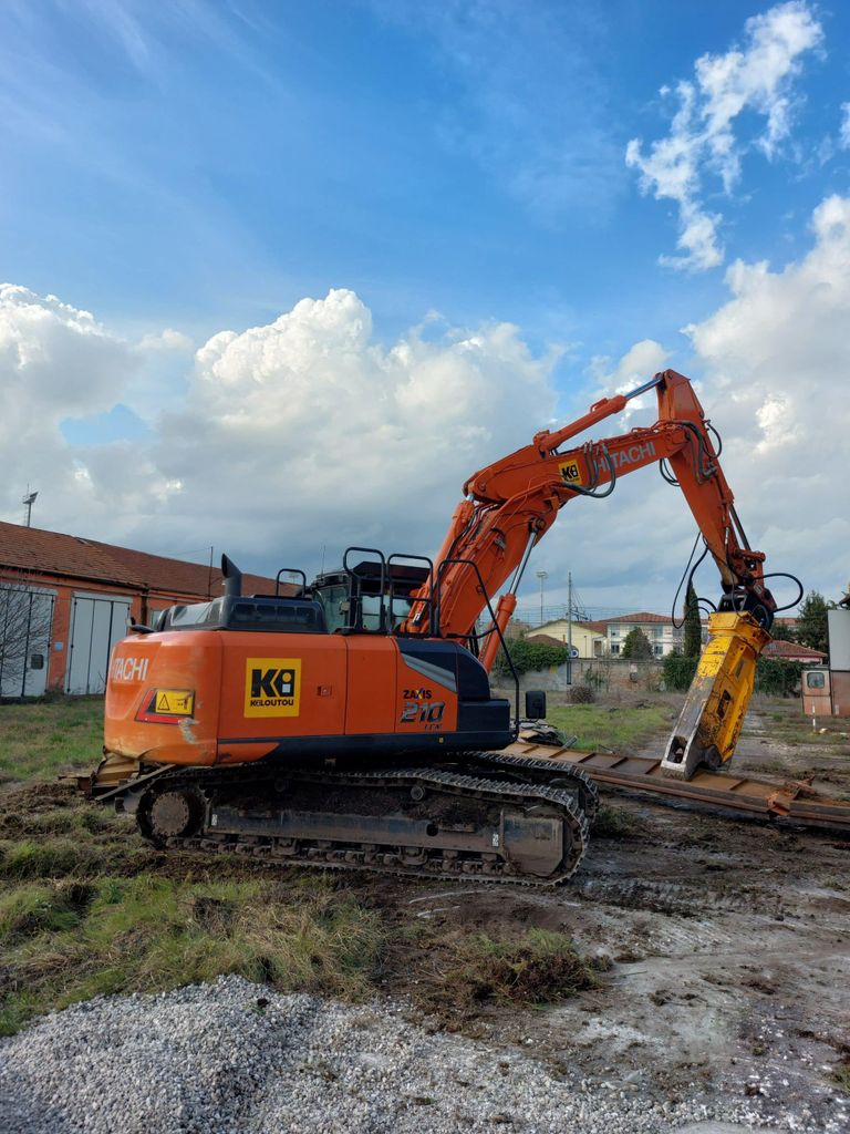 Escavatore Hitachi ZX210LCN-7 al lavoro a Castelfranco Veneto